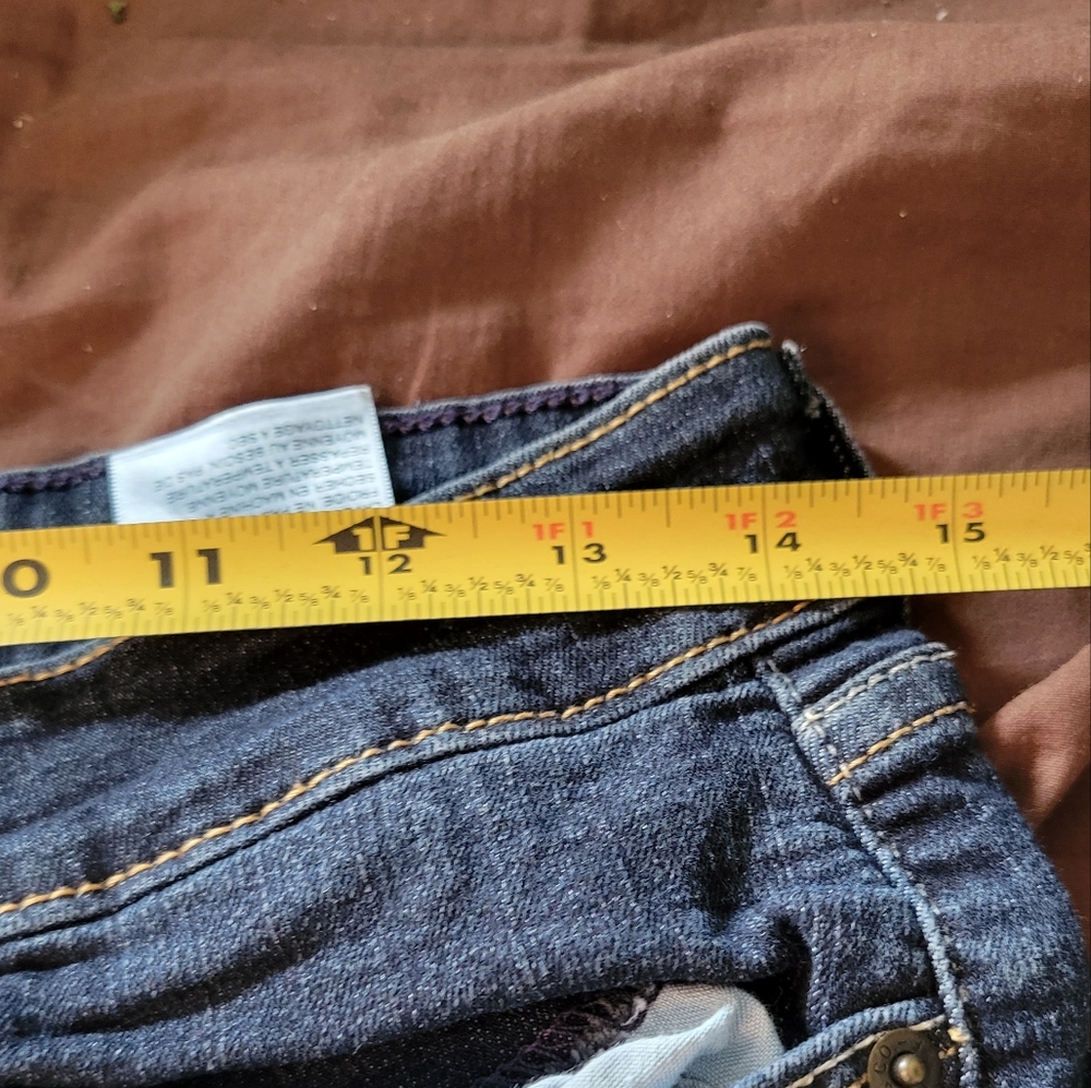 Signature by Levi Strauss & Co. Gold Label Women's Mid-Rise Slim Fit Capris - Picture 6 of 14